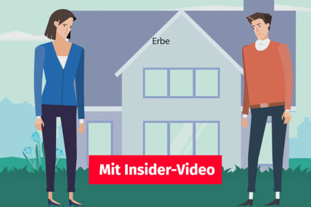 Ein Paar steht vor einem Haus, dass es verkaufen möchte, im Hintergrund sieht man die Silhoutte einer Stadt im Vordergrund ist ein Button "Mit Insider-Video" | Immobilie erben ohne Testament