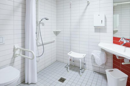 Weiß gefliestes barrierefreies Badezimmer - Barrierefreier Umbau