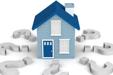 Eine 3D Zeichnung eines Hauses in Blautönen umgeben von Fragezeichen - Immobilienwert steigern
