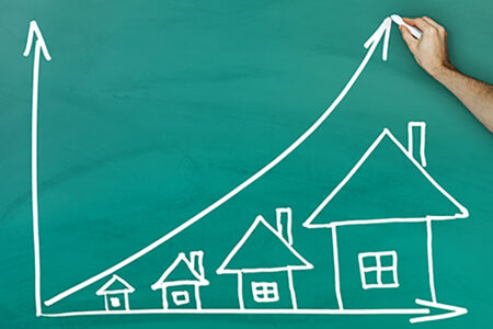 Eine Kreidezeichnung einer Statistik der Immobilienpreise auf einer grünen Tafel - Immobilienverkauf